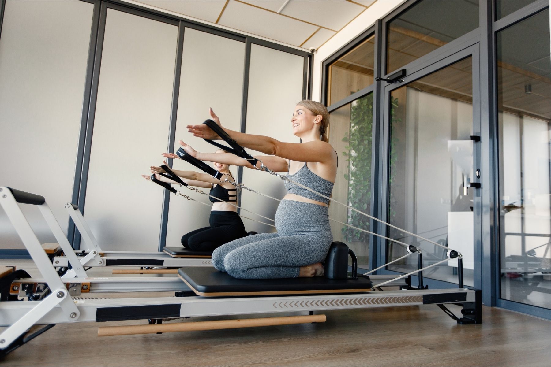 Fizyoterapist eşliğinde hamile pilatesi seansı